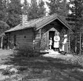 Vretasgården Hembygdsförening. Valboreportage även från Hille. Augusti 1950.


