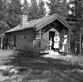 Vretasgården Hembygdsförening. Valboreportage även från Hille. Augusti 1950.


