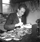 Urmakare i Strömsbro. Klocka tillverkad  i Strömsbro. Den 26 september 1950.



