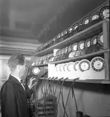 Urmakare i Strömsbro. Klocka tillverkad  i Strömsbro. Den 26 september 1950.



