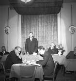 Landstingets öppnande med nye landshövdingen på Baltic. Mannen som står upp är Edvin Jansson, vid främre bordet till vänster sitter Bengt Norlén. Den  2 oktober 1950.


