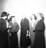Fredrika Bremerförbundets delegater från hela Europa hemma hos fru Marta Ekman. 1 juli 1950.