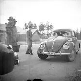 Polisen i Valbo. Bilolycka efter Valbovägen. 28 november 1950.




