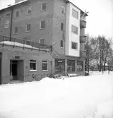 Systembolagets nya butik vid Södra Kungsgatan. 30 december 1950. Systembolaget låg i hörnet Södra Kungsgatan och Åkargatan (som idag heter Övre Åkargatan) entrén var från Åkargatan.
