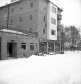 Systembolagets nya butik vid Södra Kungsgatan. 30 december 1950. Systembolaget låg i hörnet Södra Kungsgatan och Åkargatan (som idag heter Övre Åkargatan) entrén var från Åkargatan.
