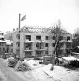 Nybyggen, takstolarna resta vid hus på Norra Stapeltorgsgatan. Gävle 3 februari 1951.
