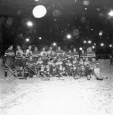 Ishockeymatch GGIK - Canada i februari 1951. Tröjor med G på. Stående från vänster: Erik 