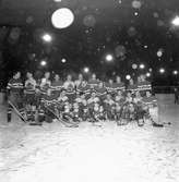Ishockeymatch GGIK - Canada i februari 1951. Tröjor med G på. Stående från vänster: Erik 