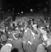 Ishockeymatch GGIK - Canada, februari 1951. GGIK är förkortning för Gävle Godtemplares Idrottsklubb, kallades även för Godis eller Saftpiraterna.

