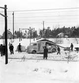Bilolycka vid järnvägsövergången i Bäckebro. 10 mars 1951.