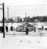 Bilolycka vid järnvägsövergången i Bäckebro. 10 mars 1951.