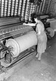 Gävle Manufaktur AB, Strömsbro. Besök i fabriken 23 oktober 1951. På fabriken jobbade många ogifta textilarbeterskor, några bodde i den så kallade flickbyggningen. Det var Gefle Manufaktur AB som ägde Svanens väv, som länge var den största fabriken i landet för tillverkning av bomullstyger och garn. Fabriken startade  år 1849. Men det blev andra tider för Svanens väv som tvingades lägga ned 1960.

