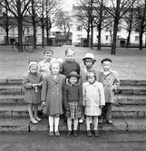 Rörbergsbarn, grupp tagna i Stenebergsparken. Maj 1951.