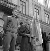 Godtemplarebudkavel överlämnas på Rådhustrappan. 26 maj 1951.