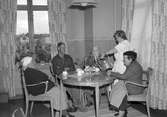 Hakonbolaget bjuder på kaffe. Kaffefest på socialvården - boende för äldre personer. Idag är det jämställt med ålderdomshem. Augusti 1951.