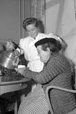 Hakonbolaget bjuder på kaffe. Kaffefest på socialvården- boende för äldre personer. Idag är det jämställt med ålderdomshem. Augusti 1951.