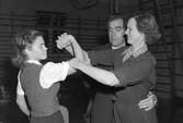 Jiu - Jitsu tränas av kvinnliga bilkåren på Söderskolans
gymnastiksal. 8 oktober 1951.