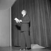 Stadsteaterns invigning. Rune Lindström och publik vid Folkteaterns premiär i Gävle. 16 oktober 1951. Folkets Hus.