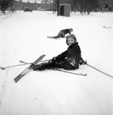 Årets första snö. 16 november 1951. Islandsplan, Brynäs.