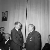Älvkarleby, medaljutdelning bland kommunalmän.         17 december 1951.

