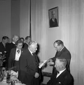 Älvkarleby, medaljutdelning bland kommunalmän.         17 december 1951.

