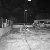 Ishockeymatch på Kastvallen i Bomhus. Huge - Ljusne.  Februari 1952. Huge vinner division 2.