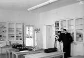Tekniska gymnasiet, interiör från laboratoriet. Pojkar i arbete. 27 mars 1952.