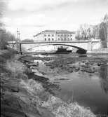 Vy från Gavleån till  Drottningbron och Valskvarn.          21 april 1952.