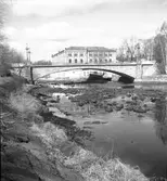 Vy från Gavleån till  Drottningbron och Valskvarn.          21 april 1952.