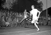 Strömvallen, häcklöpning 400 m. Augustispelen 1952. Internationellt deltagande. Bland publiken sitter längst ned Sven Hildebrand med fru Asta, mannen i glasögon Gunnar Ericsson