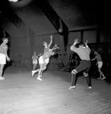 Handboll Gästrikland - Västmanland i exercishallen, I 14.        12 november 1952.
