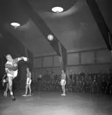 Handboll Gästrikland - Västmanland i exercishallen, I 14. 12 november 1952.
