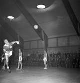 Handboll Gästrikland - Västmanland i exercishallen, I 14. 12 november 1952.
