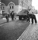 Nygatans södra del asfalteras. 29 oktober 1952.