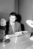 Svante Lundgren talar från radiotjänst. 23 februari 1951.
