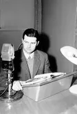 Svante Lundgren talar från radiotjänst. 23 februari 1951.
