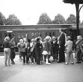 Skolbarn på utflykt. Vid Furuvikståget. 4 september 1952.
