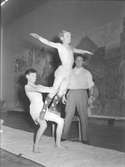 Furuviksbarnen tränas av Bodo West till sommaren i Folkets hus. Den 6 mars 1950