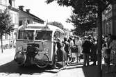 På väg till Frälsningsarmens barnkoloni i Rörberg. Taget den 10 maj  1950 på Brynäs
