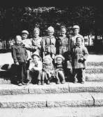 På väg till Frälsningsarmens barnkoloni i Rörberg. Taget den 10 maj  1950 i Stenebergsparken