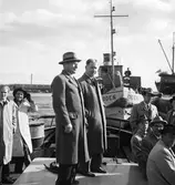 Reklammän från Stockholm på rundtur i Gävle hamn. Den 31 maj 1950