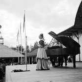 Operasångerska Dora Lindgren sjunger i Furuvik den 11 juni 1950