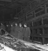 Gävle Galvan, 20 oktober 1949. Interiör av verkstad. Trea från  vänster Birger Hagström, fyra Arne Sjöström, mannen längst till höger verkmästare Axel Froom. Varmförzinkning av kraftledningsstolpar.

