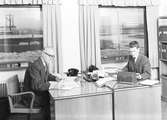 Gävle Galvan. November 1954. Interiör av kontor. Sven Berg till vänster och på andra sidan skrivbordet Bo Norman.
