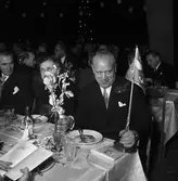 Gävle Galvan, 27 november 1952. 25-års jubileum. Ägaren och VD:n Arne Sjöström får Standaret av Gävle stad

