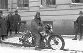 Motorcykel i snöig stad