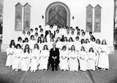 Prästen Nyberg med sina konfirmander utanför Strömsbro kyrka

