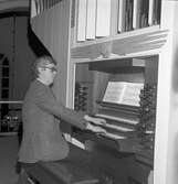 Trefaldighetskyrkan den 27 november 1975
Organisten spelar på orgeln