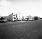 Valbo Centrum med Sparbank och Lisas garnbod i hörnet, Konsum Alfa.



