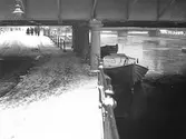Snöoväder, 1943. Under en av stadens alla broar